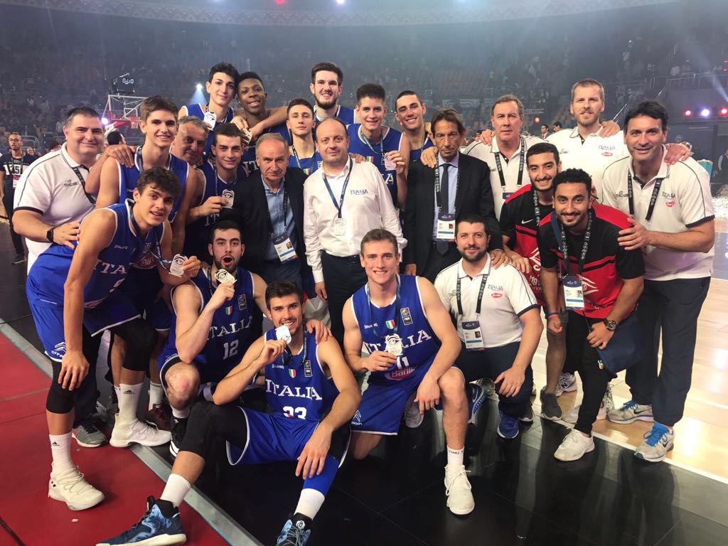 La Compagnia dell’Albero festeggia Fabrizio Ambrassa e la medaglia d’argento vinta con la Nazionale U 19 ai mondiali di basket. L’intervista